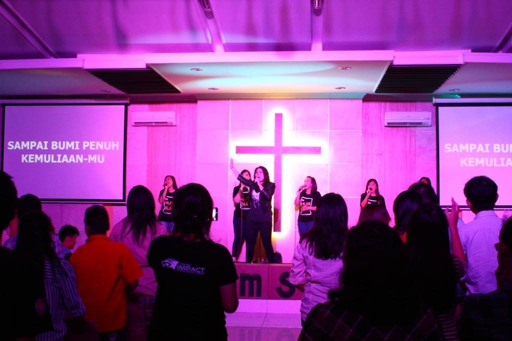 Suasana Ibadah Youth Impact JKI Mawar Saron